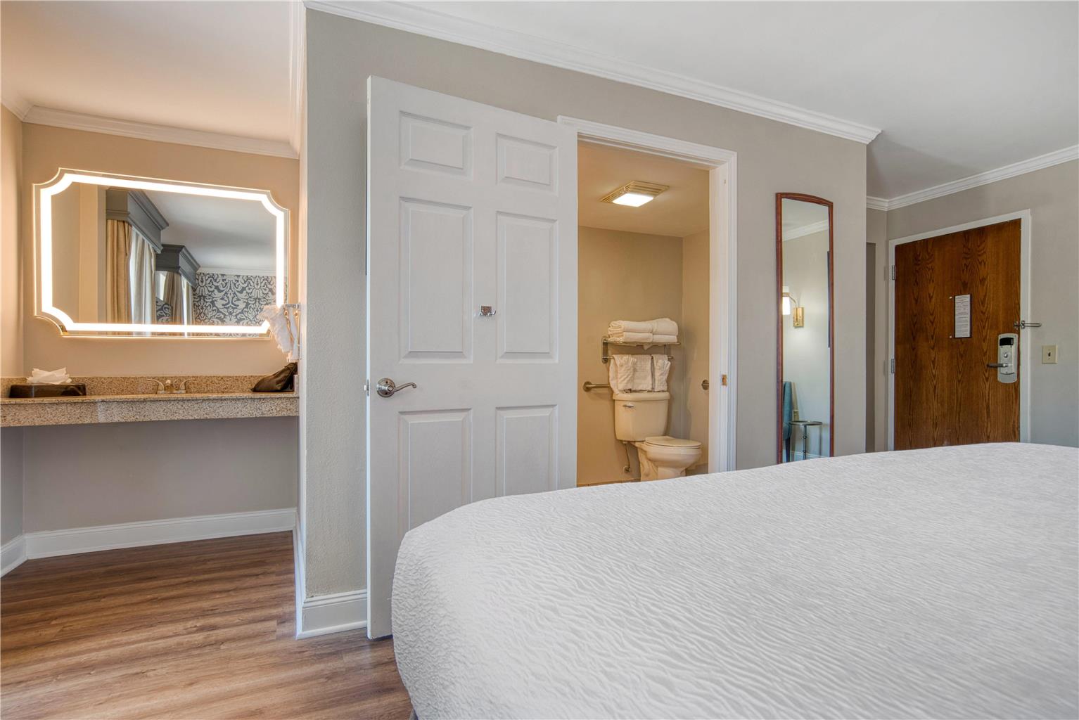 Фото Best Western Plus French Quarter Courtyard Hotel