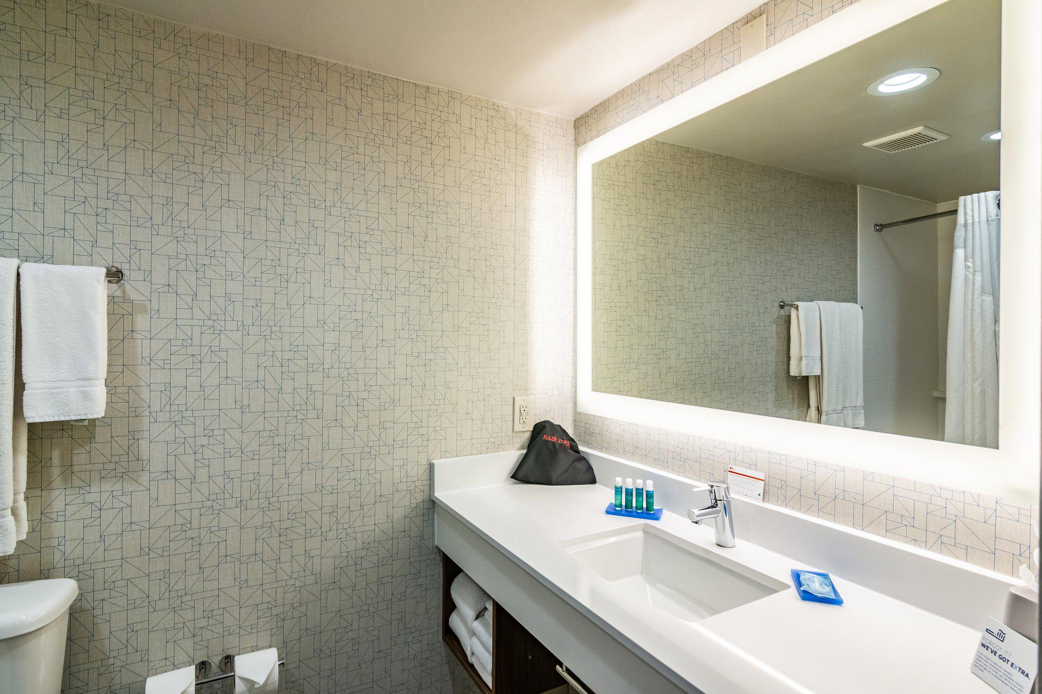 Фото Holiday Inn Express & Suites Camarillo, an Ihg Hotel