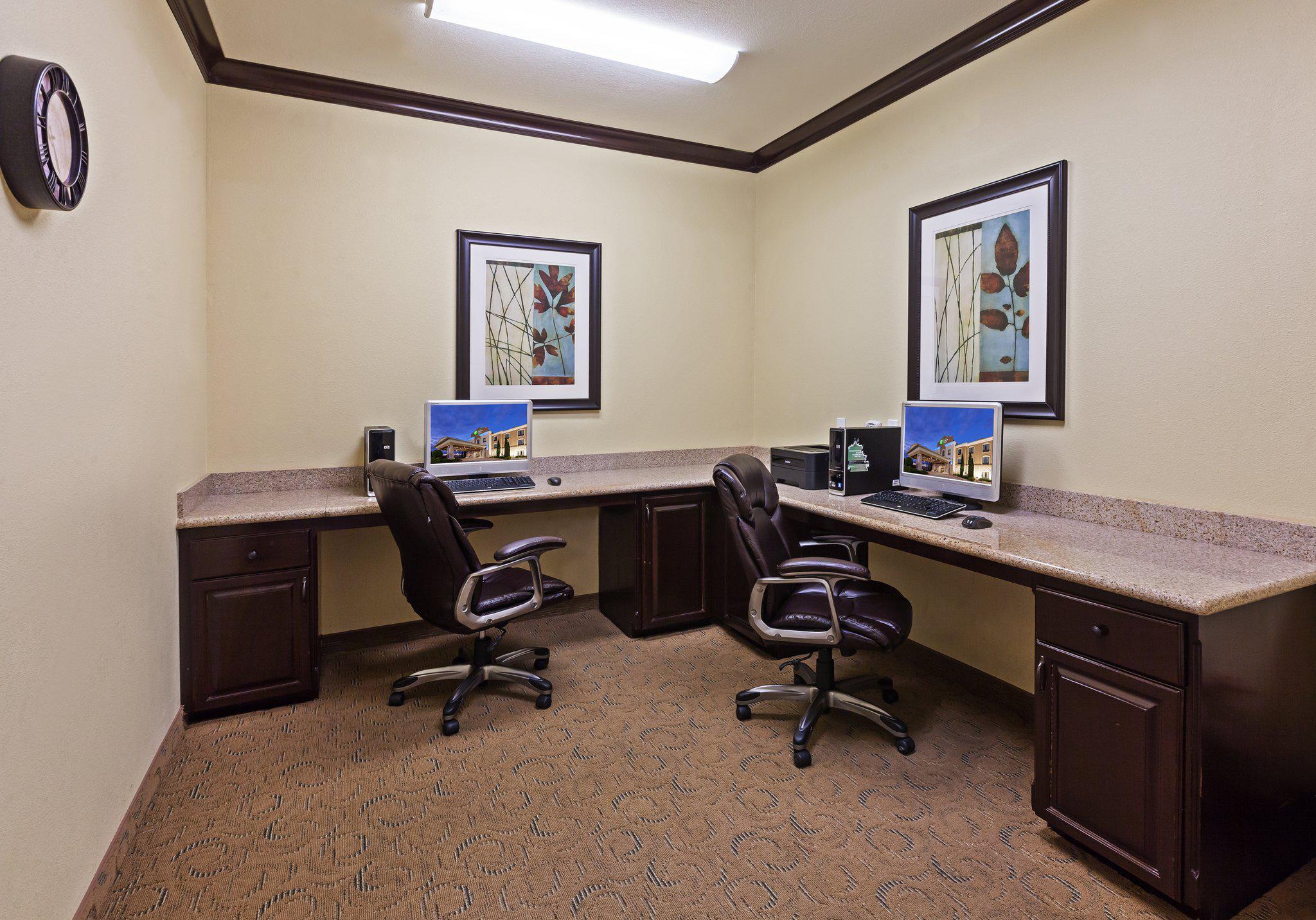 Фото Holiday Inn Express Hotel & Suites Victoria, an Ihg Hotel