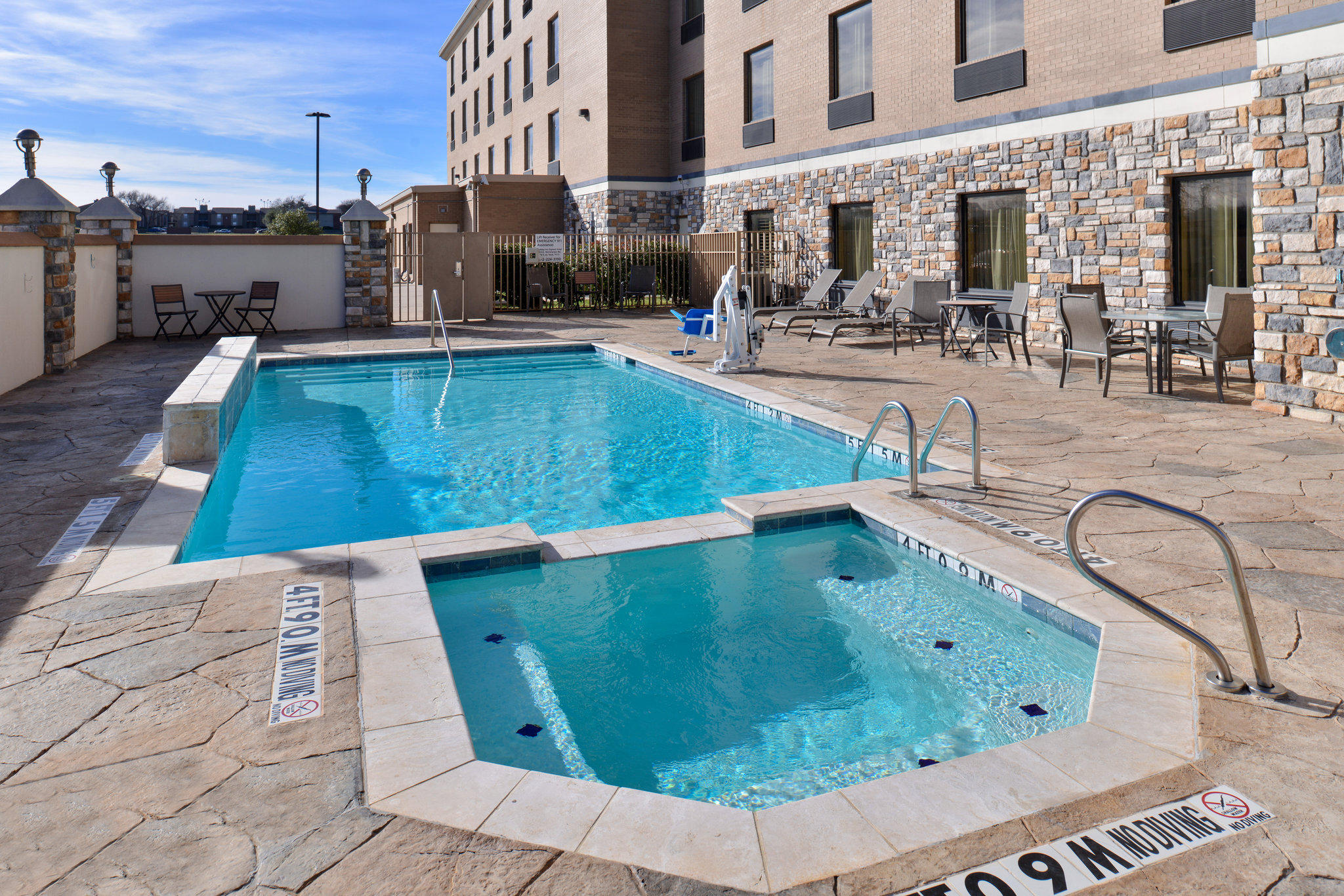Фото Holiday Inn Express Hotel & Suites Dallas South - Desoto, an Ihg Hotel