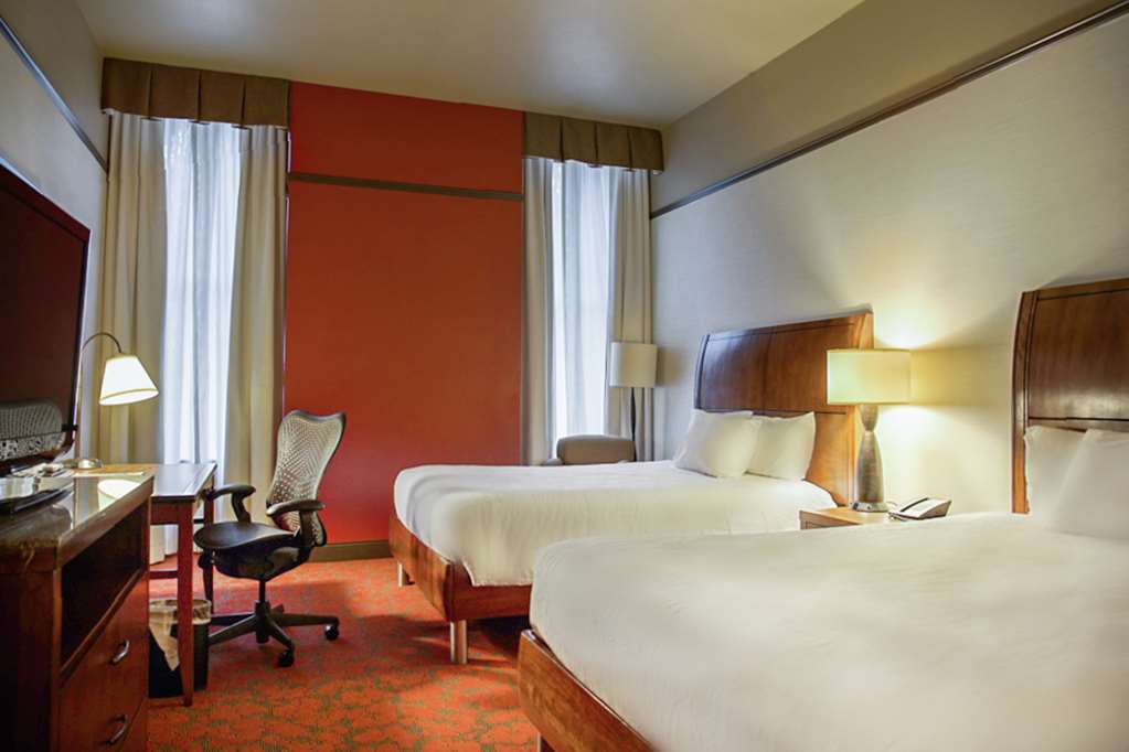 Фото Hilton Garden Inn Milwaukee Downtown