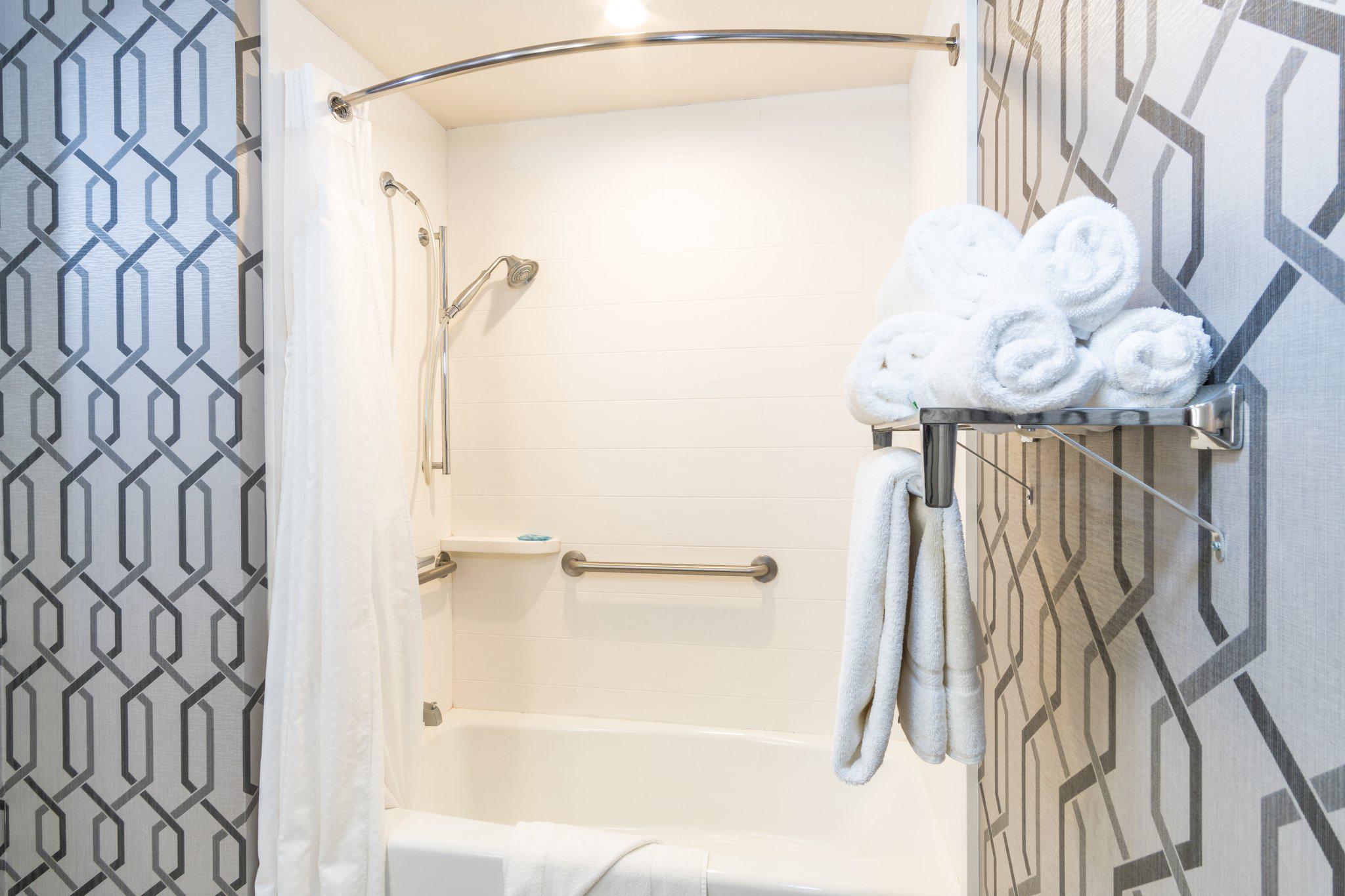 Фото Holiday Inn Express Hotel & Suites Hollywood Walk of Fame, an IHG Hotel