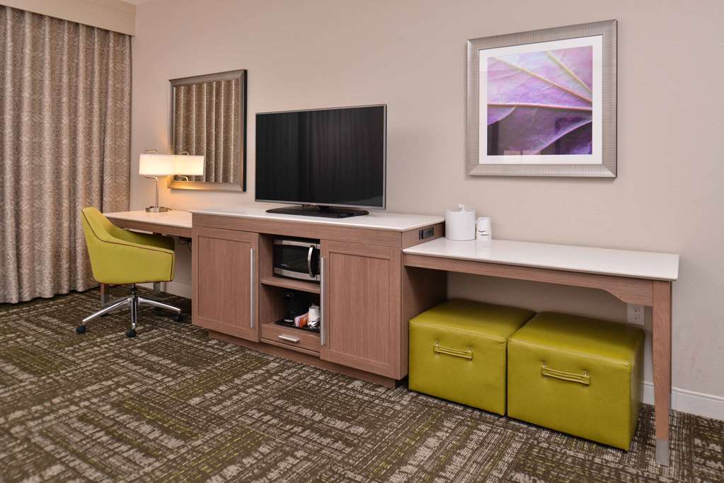 Фото Hampton Inn & Suites Dallas Market Center