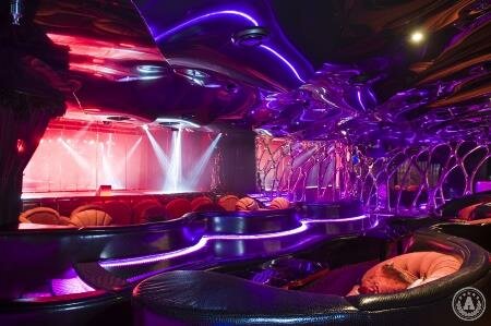 Lezbiyenlar sport zalida eshaklarni yalaydilar