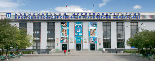 Бодибилдер әйелдердің қатысуымен онлайн порно