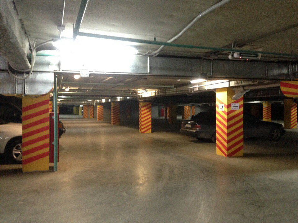 Aparcamiento de coches Подземная парковка ТЦ Свердловск, , foto