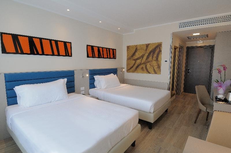 Фото IH Hotels Milano Lorenteggio