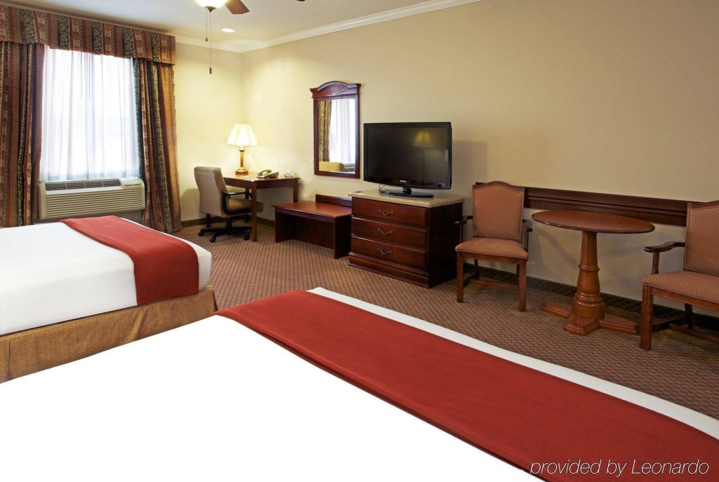Фото Holiday Inn Express Hotels & Suites East Houston, an Ihg Hotel