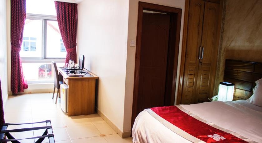 Фото Airport West Hotel