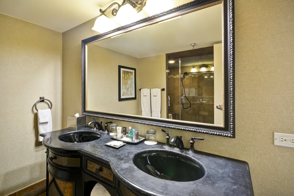 Фото Crowne Plaza Tulsa - Southern Hills