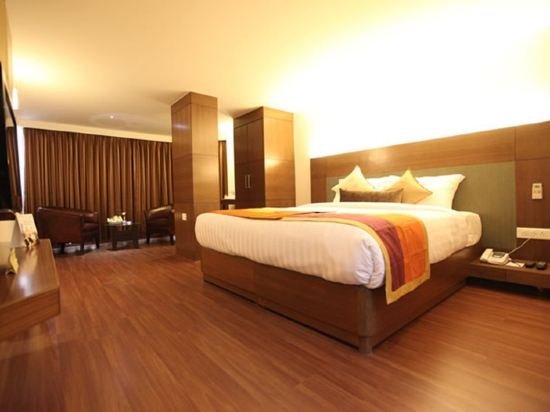 Фото The Monarch