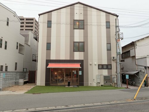 Внешний вид отеля J-Hoppers Osaka Universal - Hostel в Осаке, фото 1