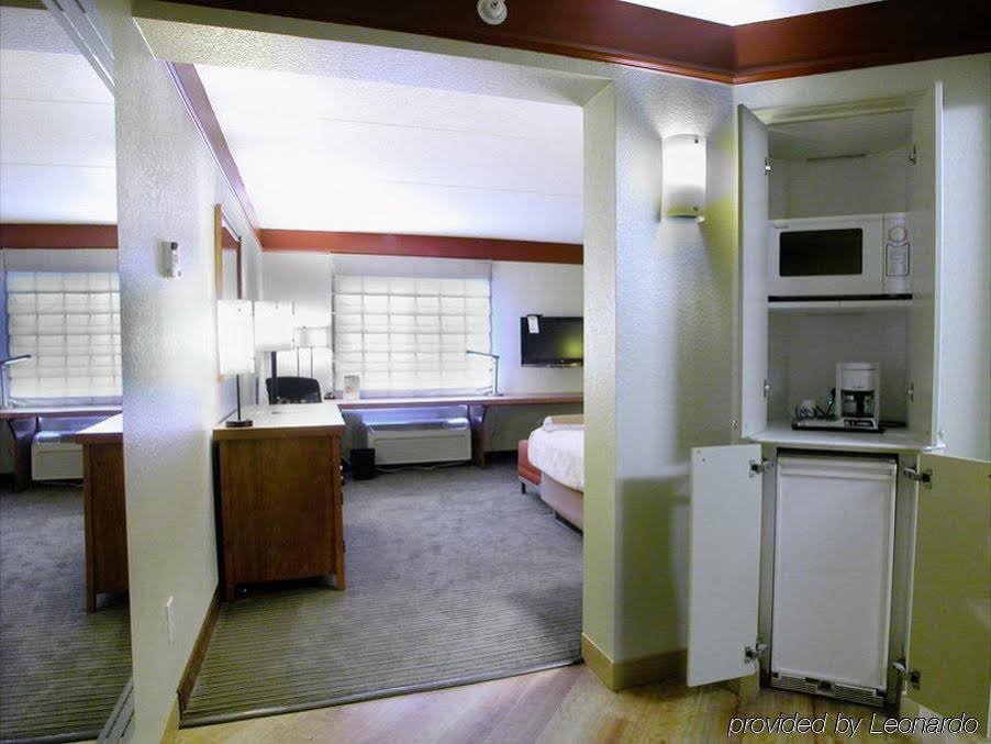 Фото La Quinta Inn & Suites by Wyndham Raleigh Crabtree