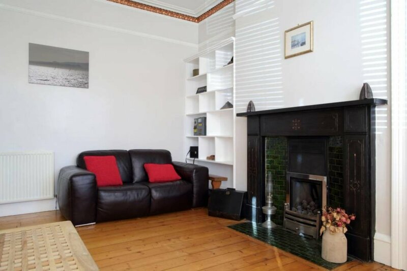 Гостиница Central and Spacious 2 Bedroom Flat With Garden в Эдинбурге
