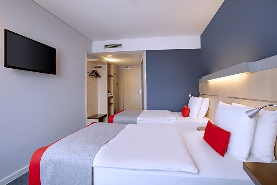 Фото Holiday Inn Express Frankfurt Messe