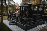 LuxMonument (Elektrolitny Drive, 3с83) ، شواهد القبور