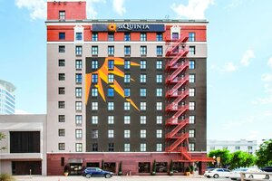 La Quinta Inn & Suites by Wyndham Dallas Downtown