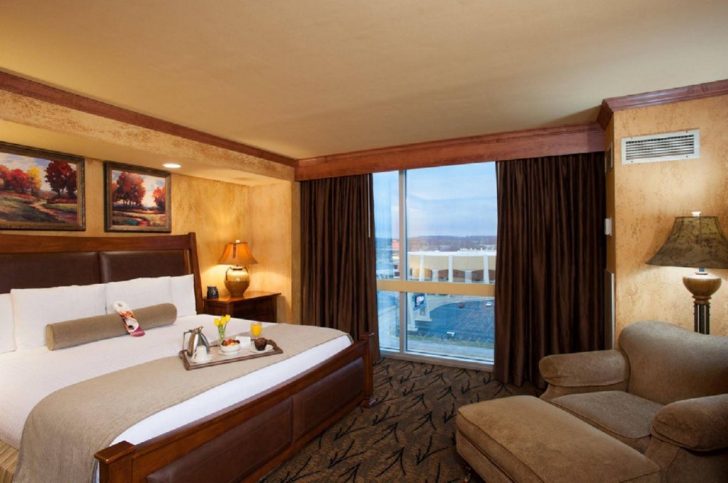 Фото Crowne Plaza Tulsa - Southern Hills