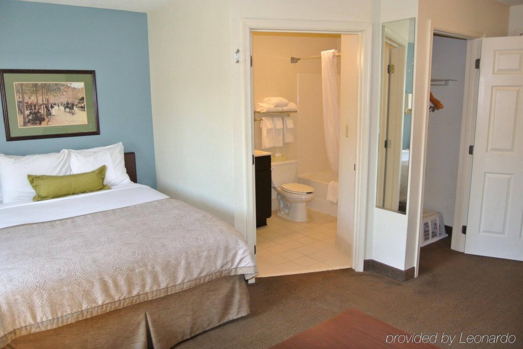 Фото Candlewood Suites Washington-Fairfax, an Ihg Hotel