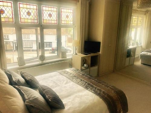 Фото The Six Bells