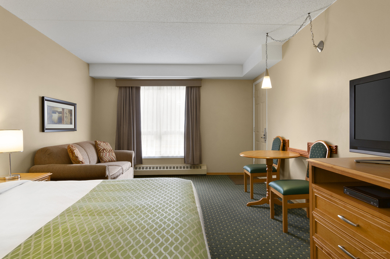 Фото Colonial Square Inn & Suites