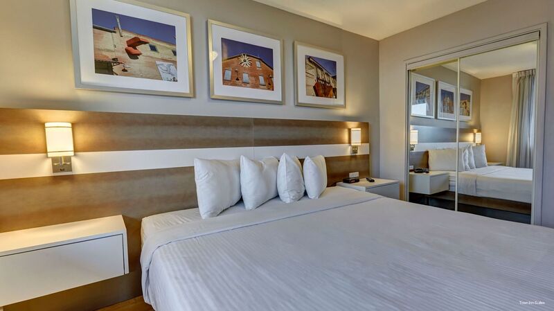 Фото Town Inn Suites