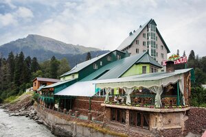 Kristall (Resort Settlement of Dombay, Karachaevskaya Street, 103) ، فندق