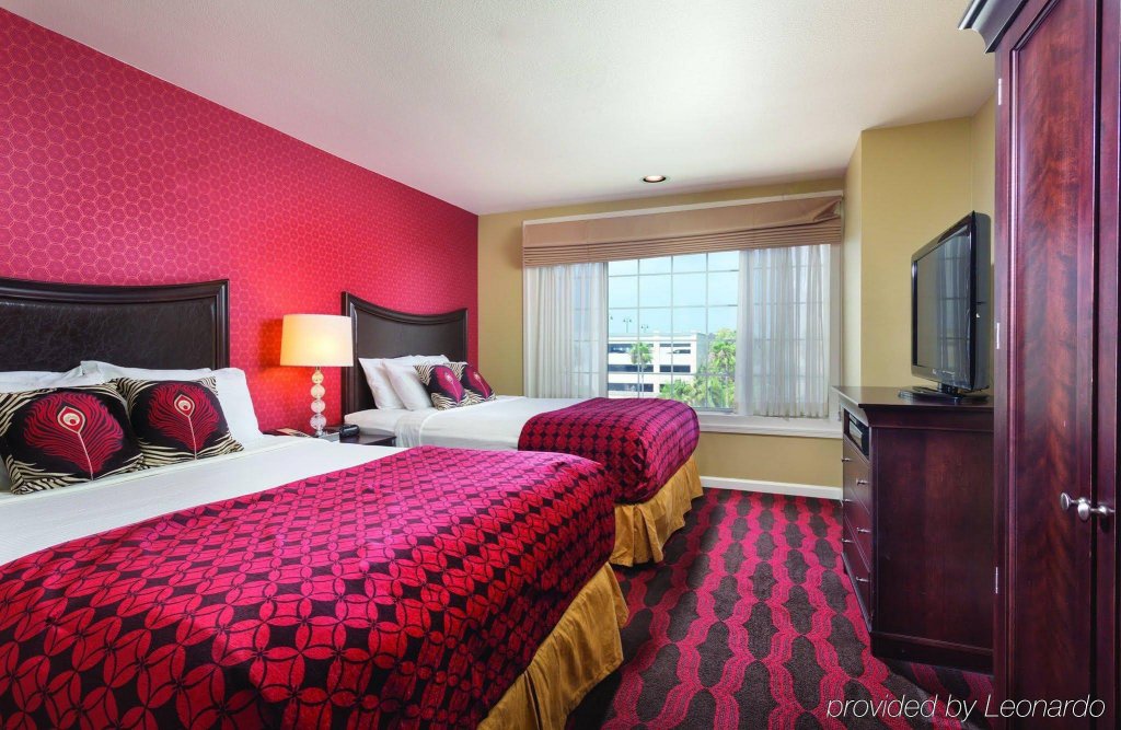 Фото Peacock Suites