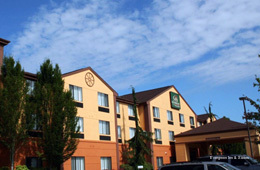 Фото Evergreen Inn and Suites