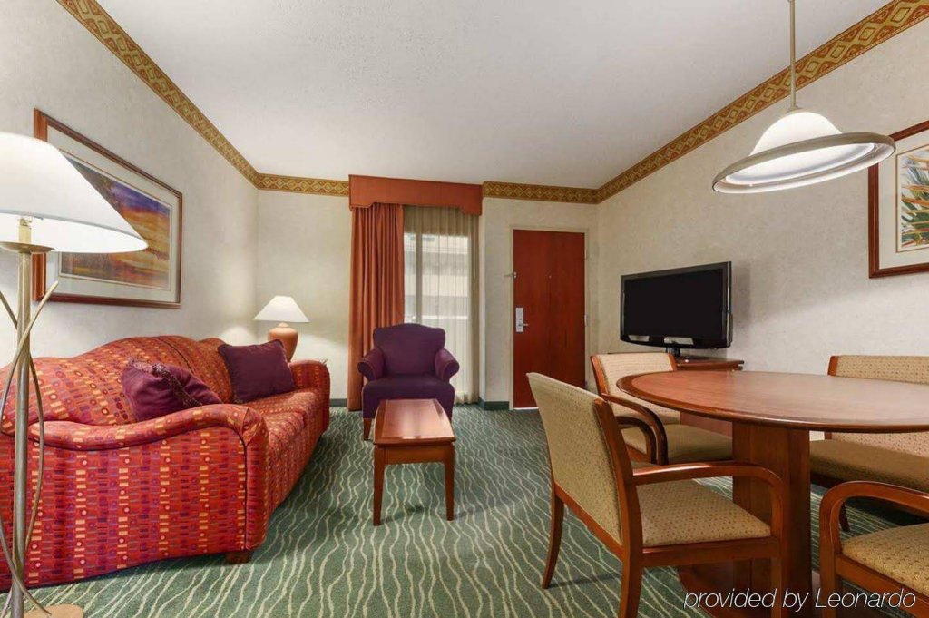 Фото Embassy Suites by Hilton Tampa Usf Near Busch Gardens