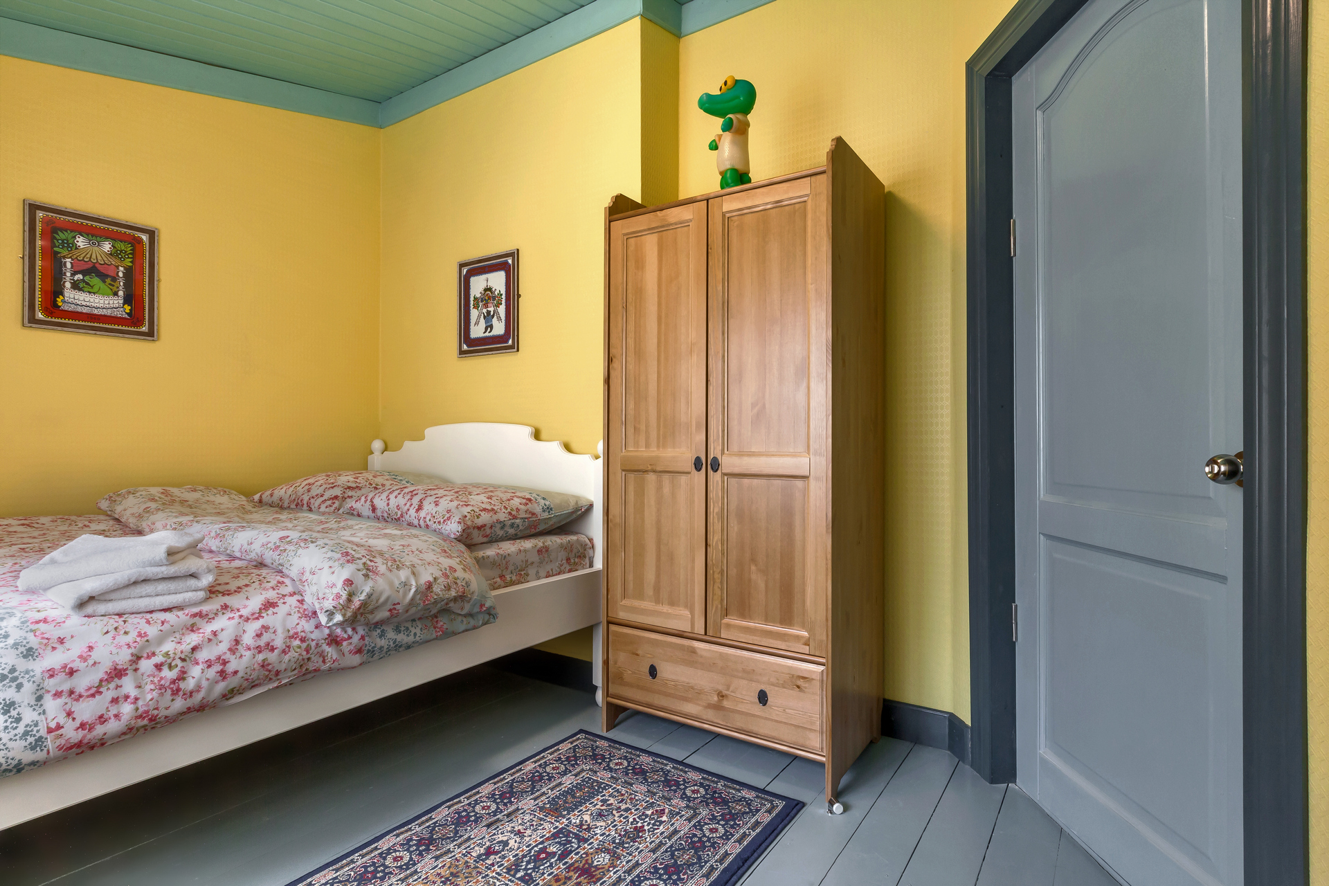 Фото Друзья у Дома Книги