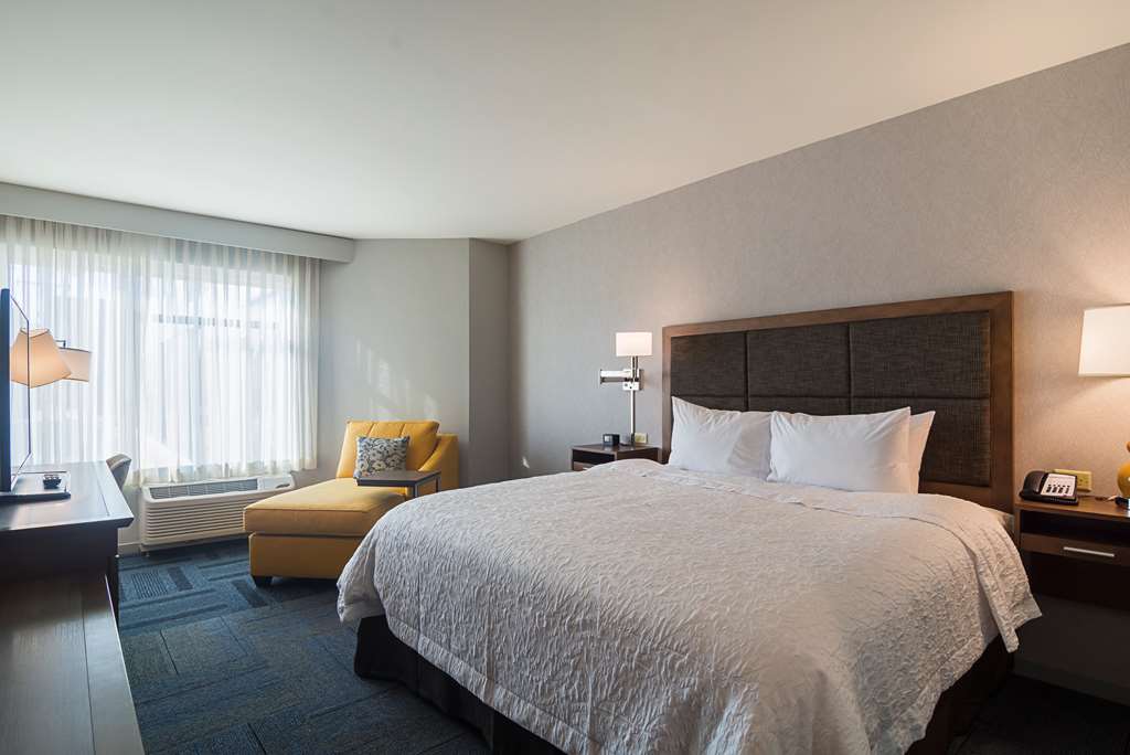 Фото Hampton Inn Chicago North Loyola Station