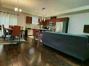 Гостиница Beautiful Three Bedroom House в Китченере