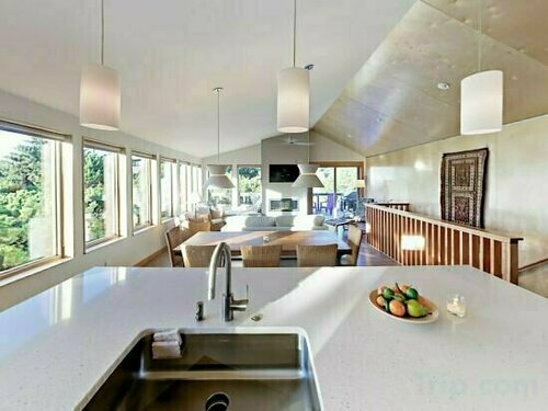 Гостиница Ocean-view modern masterpiece just 4 houses down from beach - fireplace & grill в Пуэбло