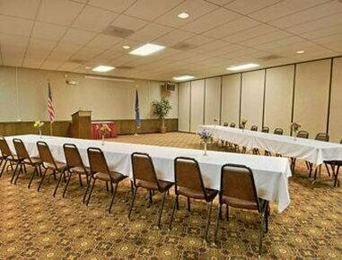 Гостиница Ramada by Wyndham Grand Forks в Гранд-Форксе