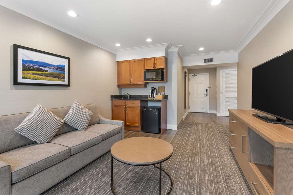 Фото Best Western Plus Kelowna Hotel & Suites