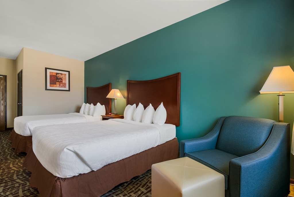 Фото SureStay Plus Hotel by Best Western Topeka Northwest