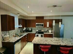 Гостиница Beautiful Three Bedroom House в Китченере