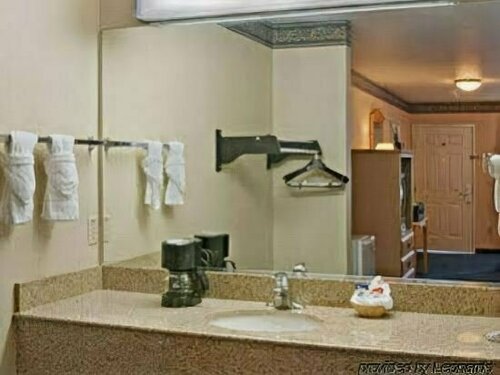 Гостиница Howard Johnson Hotel & Suites by Wyndham Orange в Оранже
