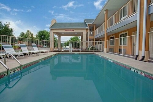 Гостиница Days Inn by Wyndham Marietta White Water в Мариетте
