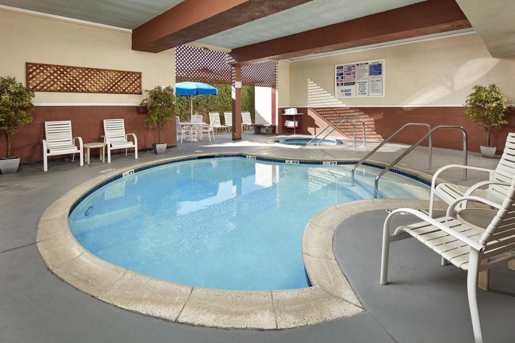 Фото Capri Suites Anaheim