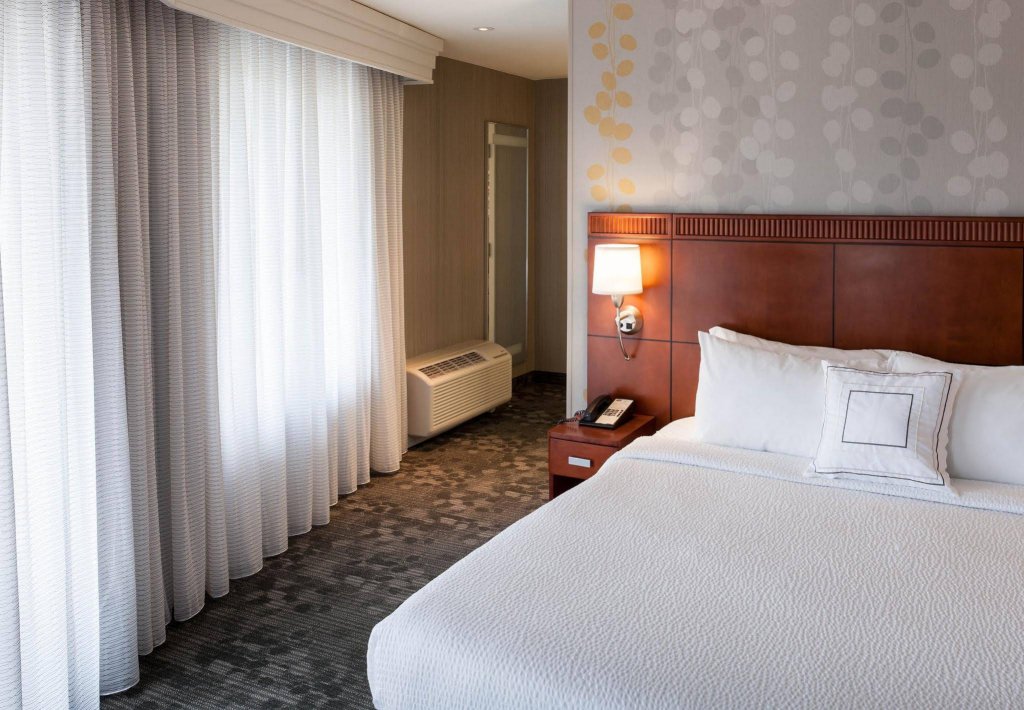 Фото Courtyard by Marriott Seattle Kirkland
