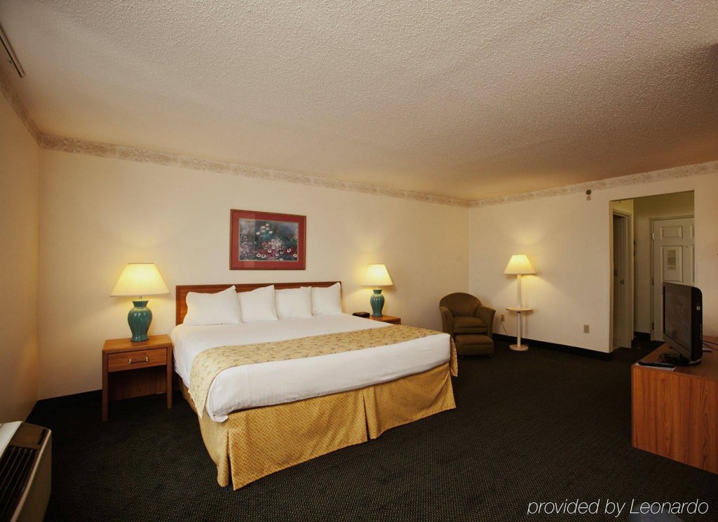 Фото Baymont by Wyndham Mackinaw City