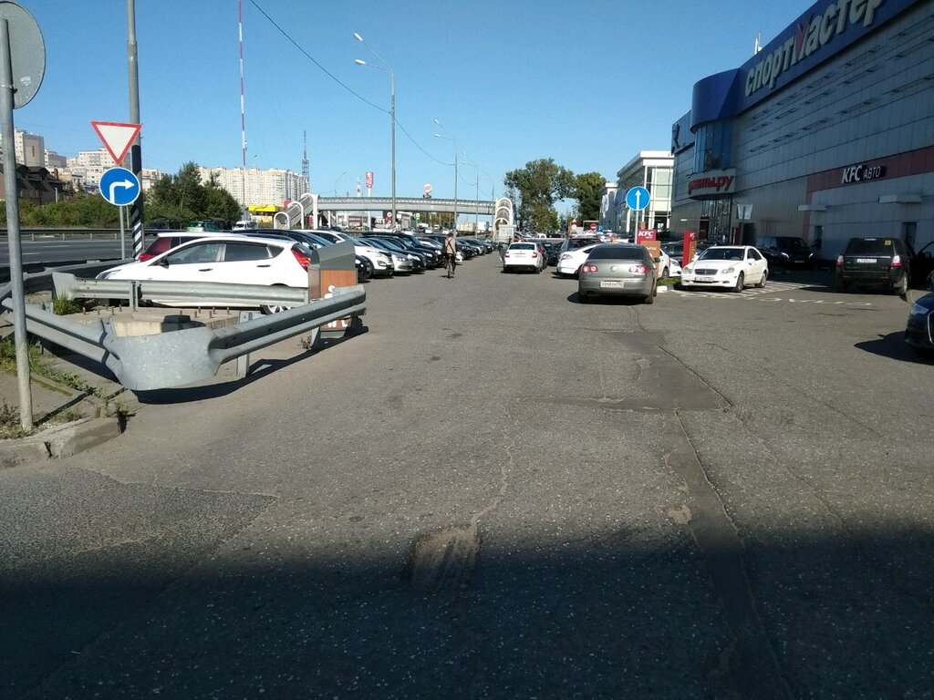 Парковка машин у водоемов