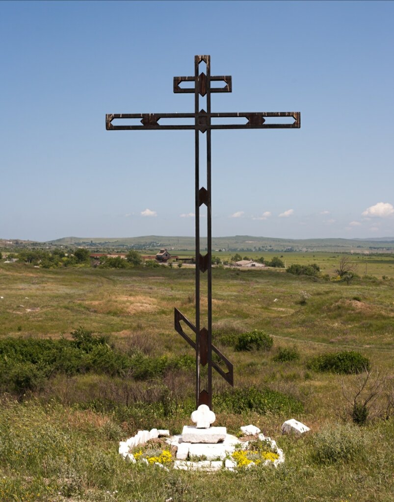 Capilla, cruz conmemorativa Поклонный крест в алтарной части разрушенного храма, , foto