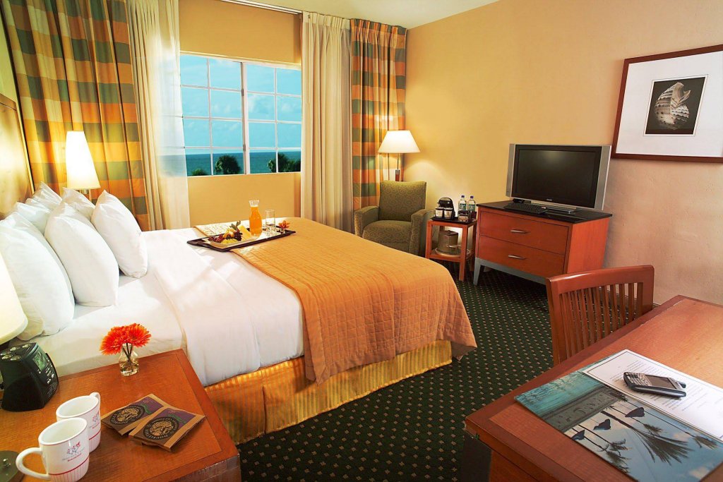 Фото Kimpton Surfcomber Hotel, an Ihg Hotel