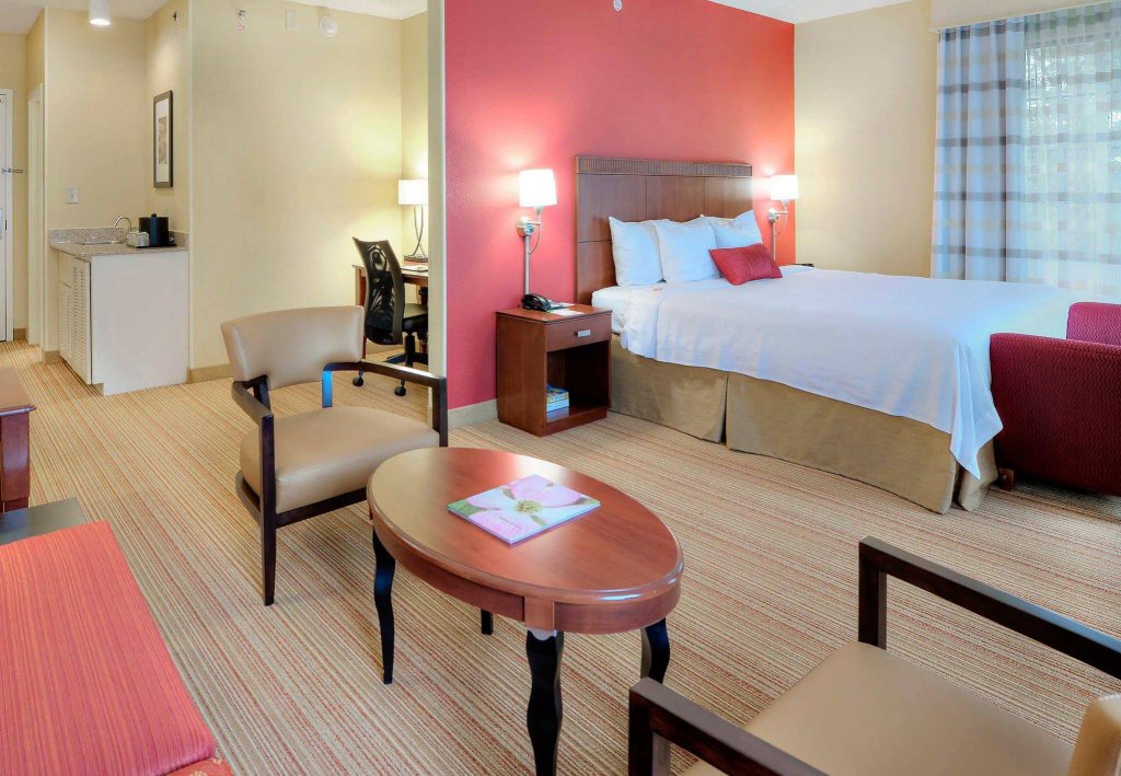 Фото Courtyard by Marriott Raleigh Crabtree Valley