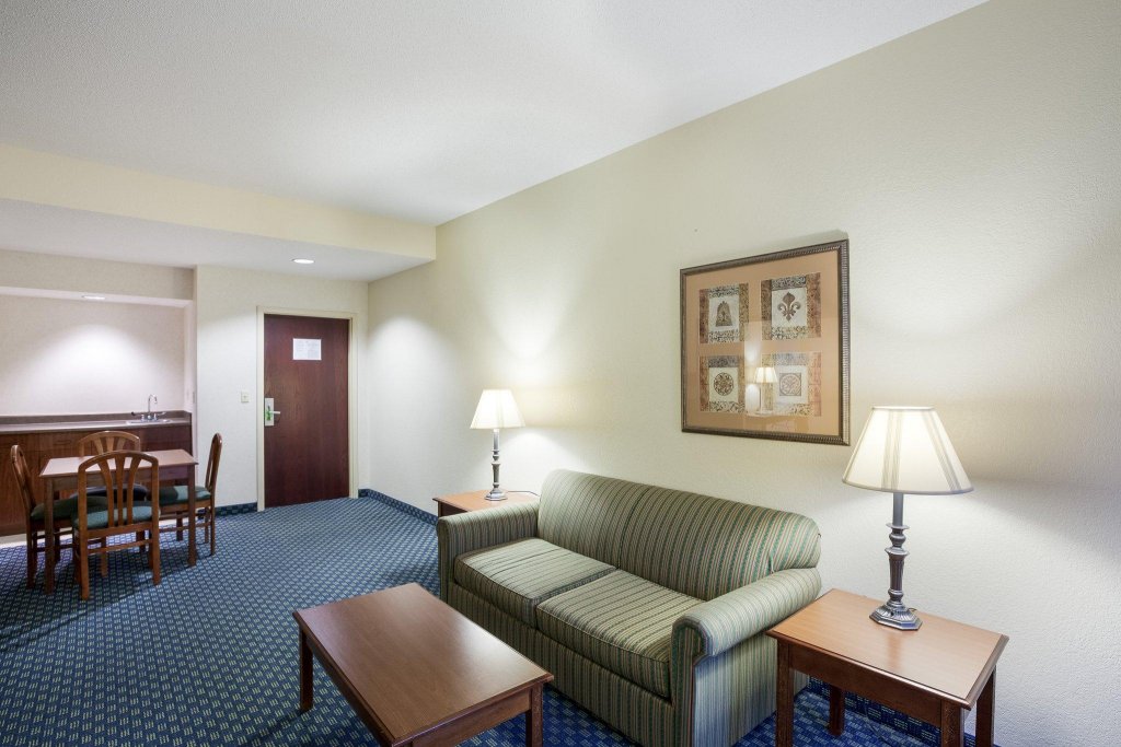 Фото Comfort Inn & Suites Airport