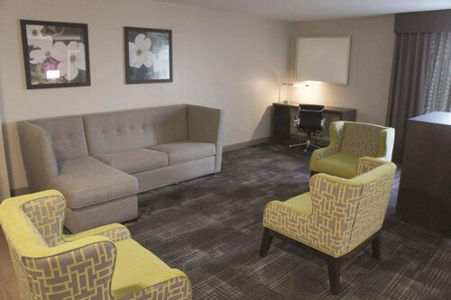 Гостиница La Quinta Inn & Suites by Wyndham Columbus Ms