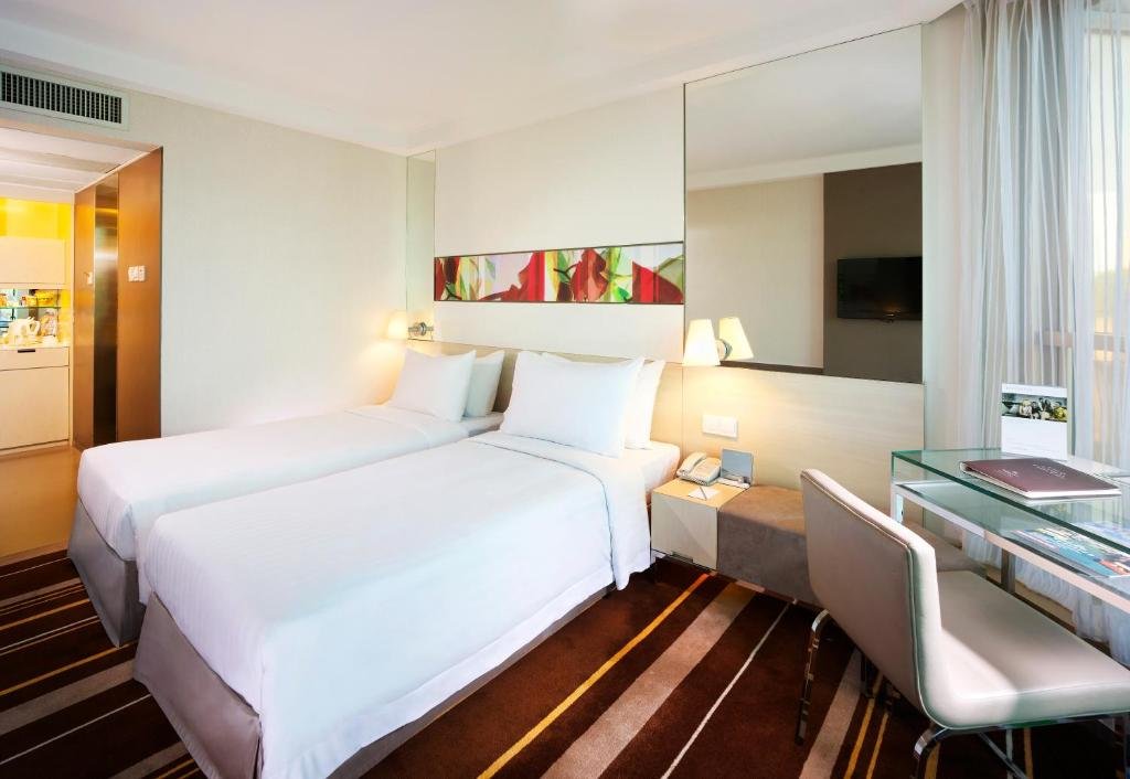 Фото The Royal Pacific Hotel and Towers